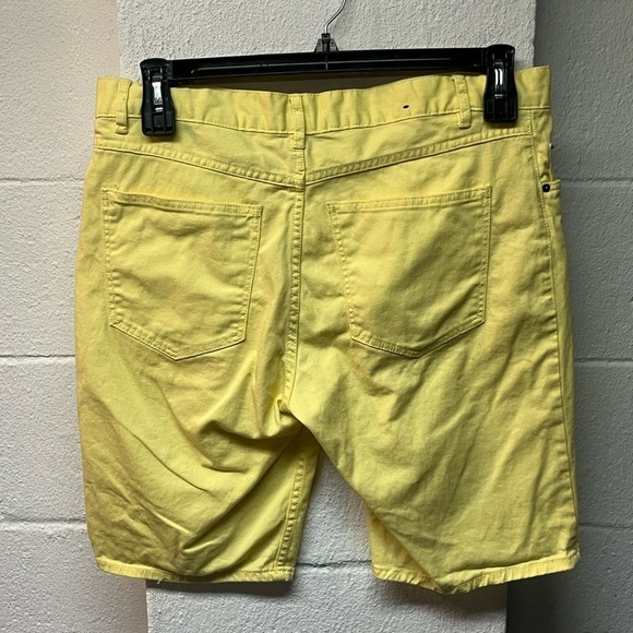 H&M Denim
Pale yellow Shorts Size 33 - Picture 2 of 4